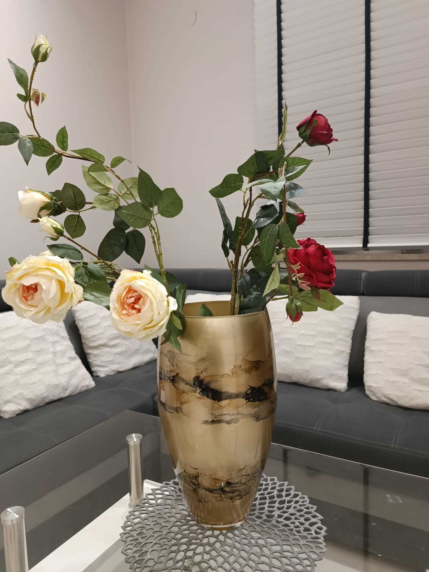 Luxe gouden vaas van handgeblazen glas, met de hand gedecoreerd voor een verfijnde en exclusieve uitstraling. Elegant en stijlvol design, perfect voor elk interieur