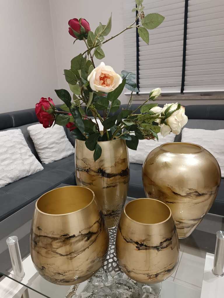 Luxe gouden vaas van handgeblazen glas, met de hand gedecoreerd voor een verfijnde en exclusieve uitstraling. Elegant en stijlvol design, perfect voor elk interieur