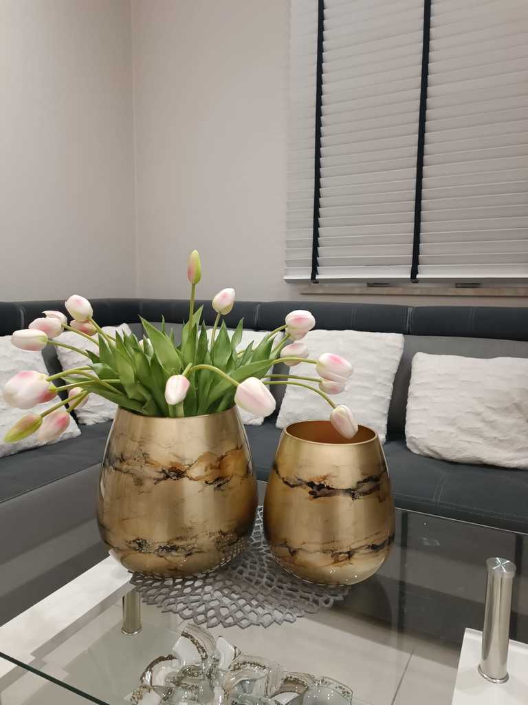 Luxe gouden vaas van handgeblazen glas, met de hand gedecoreerd voor een verfijnde en exclusieve uitstraling. Elegant en stijlvol design, perfect voor elk interieur